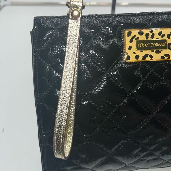 Betsey Johnson Large‎ Faux Leather Black and Gold Quilted Wristlet - Picture 4 of 10